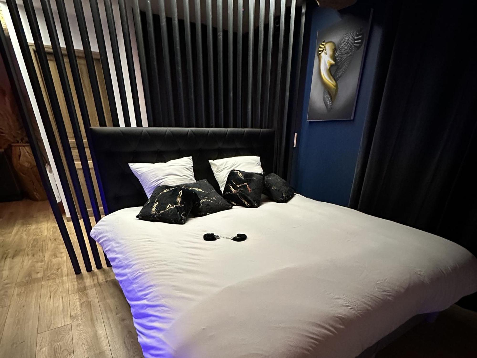 Roomandx-Loveroom-Caen-Bayeux Le Fresne-Camilly Bagian luar foto